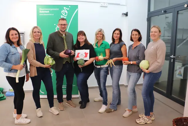 Bgm. Matthias Pokorn mit Gemeindebäuerin Franziska Zachenegger (4.v.l.) mit Bäuerinnen aus Premstätten, die den Kindern der 2. Klassen VS Premstätten Landwirtschaft erklärten.  | Foto: Edith Ertl