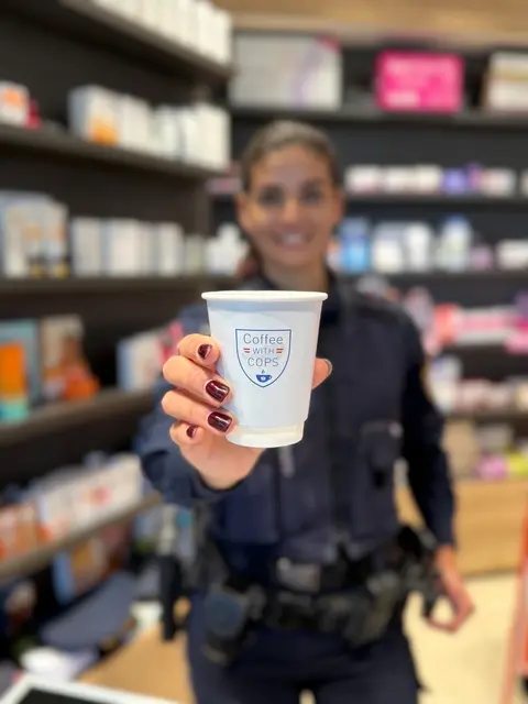 Bürger treffen Beamtinnen und Beamte auf eine Tasse Kaffee. | Foto: BPD/BRAUN
