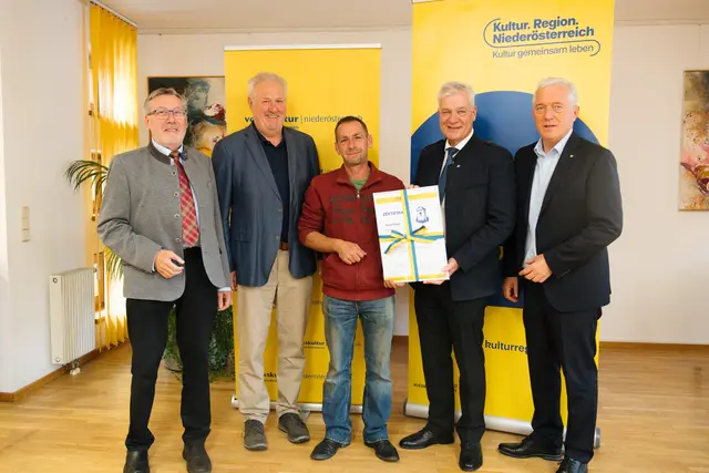 Josef Neuhold, Leiter des Fachbereichs Klein- und Flurdenkmale, Erich Broidl Lehrgangsleiter Kleindenkmale Kompakt, Absolvent Roland Kargl aus Germanns, Landesrat Anton Kasser und Martin Lammerhuber, Holdinggeschäftsführer der Kultur.Region.Niederösterreich. | Foto: Alina Strasser