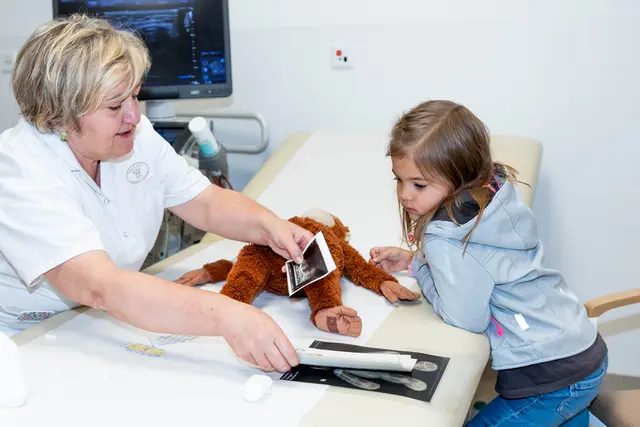 Primaria Margot Scheel-Deja nimmt sich eines Patienten an. | Foto: Krankenhaus Braunau