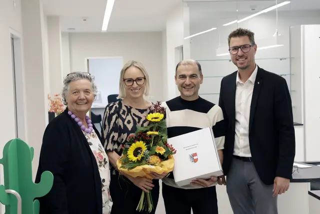 Bgm. Christian Härting und Sozialreferentin GV Silvia Schaller statteten den neuen Ordinationsräumen einen Betriebsbesuch ab und hieß das Ärzteehepaar am Telfer Gesundheitsstandort herzlich willkommen. | Foto: MG Telfs/Pichler