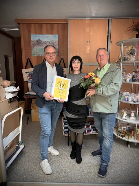 Postpartner-Betreuer René Strigl (li) überreichte Gabriela Thomas eine Urkunde. Bürgermeister Harald Friedle bedankte sich mit Blumen. | Foto: Österreichische Post