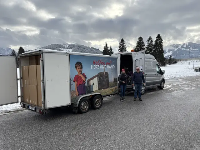 Die abgegebenen Packerl werden sortiert und sorgfältig in größere Kartons umgepackt. Unterstützt wird das Pongauer Team auch heuer wieder von Helfern aus Oberösterreich, bevor sich der Lastwagen auf den langen Weg nach Rumänien macht. | Foto: Verein Weihnachtsfreude