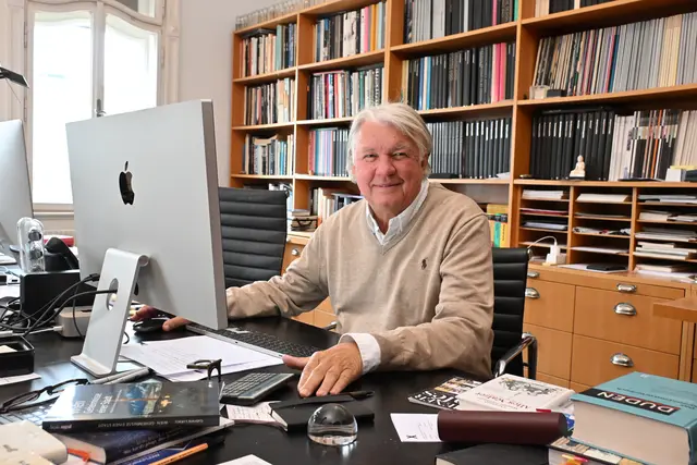 Grafiker, Illustrator und Autor, Martin Czapka, widmet sich in seinem neuen Buch einem immateriellen Kulturerbe: Dem Wiener Würstelstand. | Foto: Matthias Pandrea/Mein Bezirk