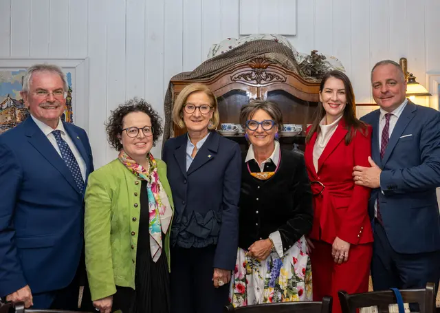 Goldener Anker-Chefin Michaela Brenner-Melchior (4.v.l.) freute sich Landtagspräsidenten Karl Wilfing (l.), Bundesratspräsidentin Christine Schwarz-Fuchs (2.v.l.), Landeshauptfrau Johanna Mikl-Leitner und den Kreishauptmann von Bratislava Juraj Droba mit Gattin Miroslava (2.v.r.) begrüßen zu dürfen.  | Foto: NLK/Filzwieser