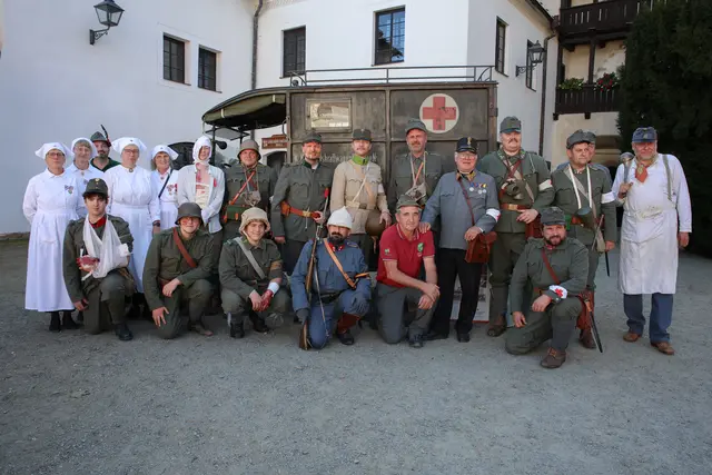 Mit ihrem liebevoll restaurierten Sanitätswagen aus dem Ersten Weltkrieg war die Historische Sanitätsgruppe des Roten Kreuzes Eferding in Tschechien Teil einer besonderen Begegnung dreier Nationen. | Foto: RK Eferding und Petrášek Marek