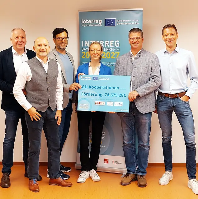 Wolfgang Winkler (Wirtschaftskammer Tirol – Reutte), Sebastian Kramer (Zugspitz Region GmbH), Prof. Matthias Firgo (Hochschule München), Elisabeth Bartl (Hochschule München &amp; TIZIO), stellvertretender Landrat Christan Hornsteiner, Stefan Wanner (Wirtschaftskammer Tirol – Innsbruck Land) bei der Förderscheckübergabe (v.l.). | Foto: Euregio ZWK