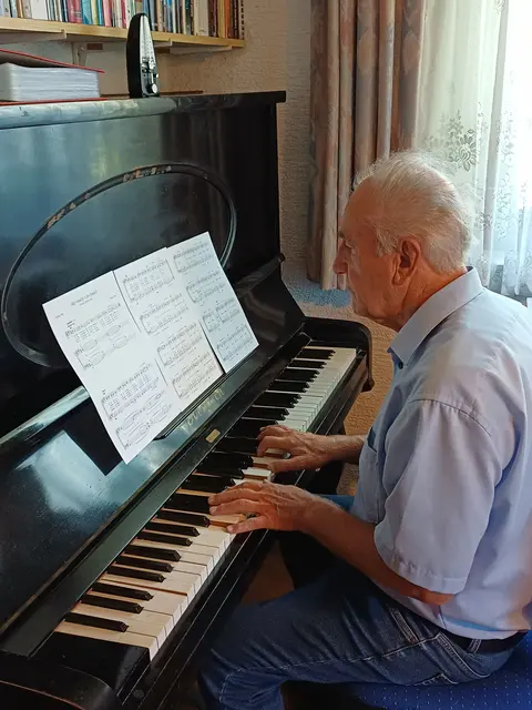 Der Komponist bei der Arbeit an seinem über 50 Jahre alten Heinisch-Klavier | Foto: Privat