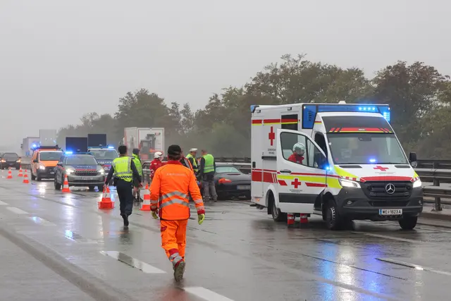 Bei einem Crash auf der A25 Welser Autobahn wurde ein Pkw komplett demoliert und die Lenkerin verletzt. | Foto: laumat.at