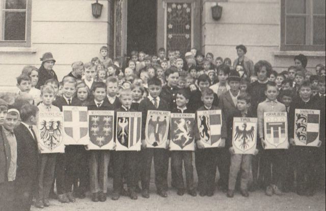 Am Nationalfeiertag 1963 wurde auch an der Volksschule Fellach gefeiert. | Foto: Museum der Stadt Villach 