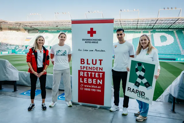 v.l.n.r.: Gabi Zapfe-Weissenbacher, Leitung des Spender- und Ressourcenmanagements beim Roten Kreuz, Spielerin Kayleigh van Niehoff, Spieler Paul Gartler und Elisabeth Overbeeke, Diversitätsmanagement beim SK Rapid. | Foto: Chaluk