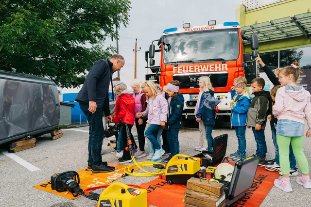 Die örtliche Feuerwehr präsentierte eine Mitmachstation für die interessierten Kinder. | Foto: Othmar Fetz