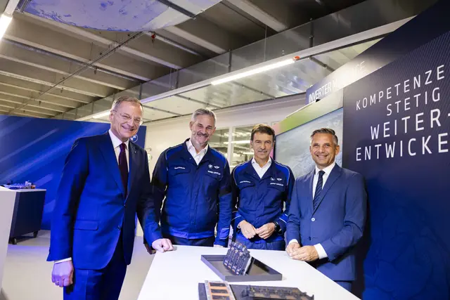 Von links: Landeshauptmann Thomas Stelzer (ÖVP), BMW Group Werk Steyr-Leiter Harald Gottsche, Leiter der E-Antriebsfertigung Helmut Hochsteiner, Wirtschaftsminister Wolfgang Hattmannsdorfer (ÖVP).