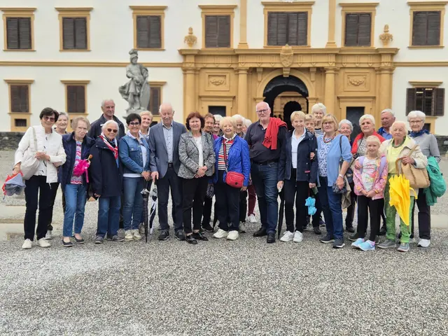 Die Reisegruppe des Seniorenbundes St. Paul mit Obmann Karl Schwabe (Bildmitte) vor dem Schloss Eggenberg in Graz, wo eine interessante und humorvolle Führung auf dem Programm stand. | Foto: Privat