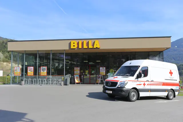 Ausgewählte Lebensmittel werden bei der Tafel Imst an Bedürftige ausgegeben. | Foto: ÖRK