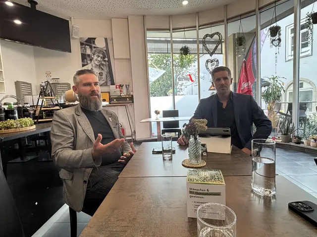 LAbg. Robert Reif und GR Sebastian Wintschnig bei der Pressekonferenz in Bruck. | Foto: MeinBezirk/Kern