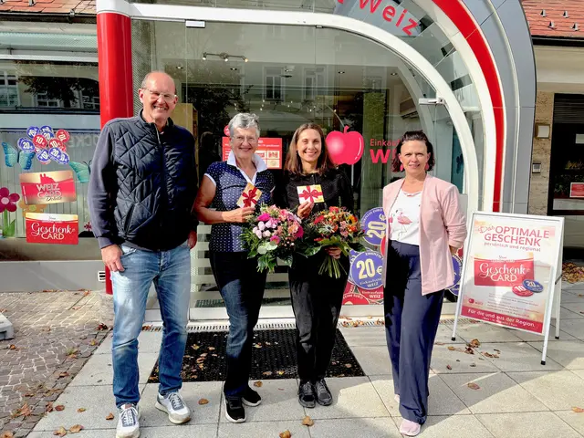 Obmann Ronald Bleykolm (l.) und Geschäftsführerin Petra Friedrich (r.) von der Einkaufsstadt Weiz freuen sich mit den Gewinnerinnen der Superbonuspass-Aktion 2025.  | Foto: MeinBezirk/Helmut Riedl 