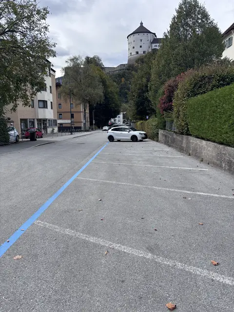 Freie Parkplätze in jener Kurzparkzone, in der man nur bis zu 60 Minuten parken kann.  | Foto: Barbara Fluckinger
