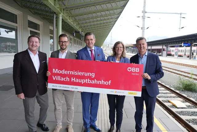 Bürgermeister Günther Albel, Sebastian Schuschnig, Peter Hanke, Manuela Waldner und Daniel Fellner eröffneten heute den modernisierten Bahnhof Villach. | Foto: MeinBezirk/Chiara Kresse