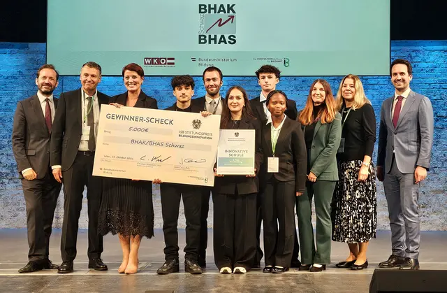 vlnr: Jakob Calice, ISB Bildungsstiftung, Friedrich Hellmayr, Mariana Wimpissinger, Kenan Selat, Michael Allram, Reyyan Gencer, Matthias Läugner, Hellen Ansah Acquah, Lydia Maurer (alle BHAS Schwaz), Judith Graziadei, Bildungsdirektion Tirol, Christoph Wiederkehr, Bundesminister | Foto: BMB