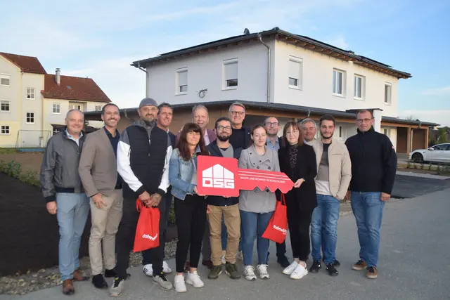 Vertreter von OSG, Gemeinde und Gewerken übergaben die neuen OSG-Wohnhäuser in Mogersdorf an die neuen Bewohnerinnen und Bewohner.  | Foto: Elisabeth Kloiber/MeinBezirk