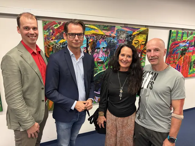 Ausstellungseröffnung in Kapfenberg: Stadtwerke-Geschäftsführer Daniel Grill, Bürgermeister Matthäus Bachernegg, Katrin Schön, die Lebenspartnerin des Künstlers Christoph Rothwangl (v.l.) | Foto: Gaube