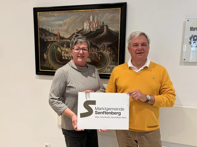 Senftenbergs Bürgermeister Markus Klamminger und Vizebürgermeisterin Christine Schneider präsentierten im Vorjahr das Projekt "neues Logo".