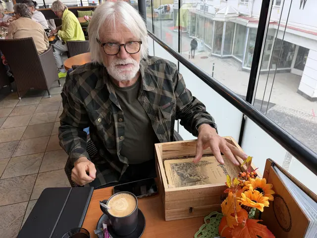 Jakob Hiller und einige seiner "Heimgarten"-Ausgaben. | Foto: MeinBezirk/Angelina Koidl