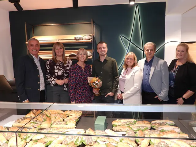 Die Bäckerei Aschauer aus Pabneukirchen eröffnete am 16. Oktober 2026 in Waldhausen, Markt 90, ihre neue Filiale mit Café. Am Vorabend der Eröffnung konnten sich Gemeindevertreter, Vereinsobleute, Vertreter von Kindergarten, Schule, Gastronomie und Wirtschaftskammer beim Pre-Opening ein Bild vom neuen Nahversorger machen. | Foto: Robert Zinterhof