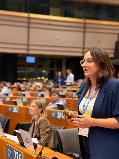 NEOS-Gemeinderätin Kathrin Kaindl sprach in Brüssel über Demokratie, Desinformation und die politische Beteiligung junger Menschen. | Foto: NEOS