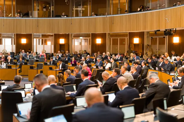 Flexiblere Arbeitszeiten auch für Lehrlinge unter 18 Jahren - Das forderte die FPÖ im Nationalrat. | Foto: Parlamentsdirektion/​Bernadette Sattler-Remling