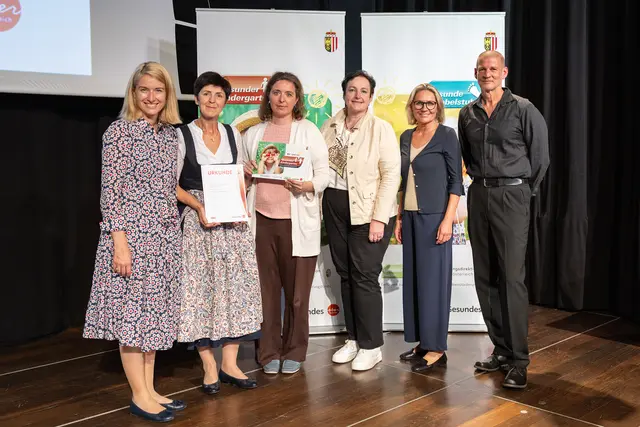 Christine Haberlander überreichte das Zertifikat an das Team des Pfarrcaritaskindergartens Vöcklamarkt 2 und Bürgermeisterin Marita Achleitner (3.v.r.) | Foto: Land OÖ/ Margot Haag