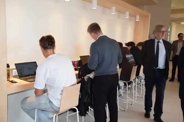 Für die Schüler gibt es offene Lernräume.