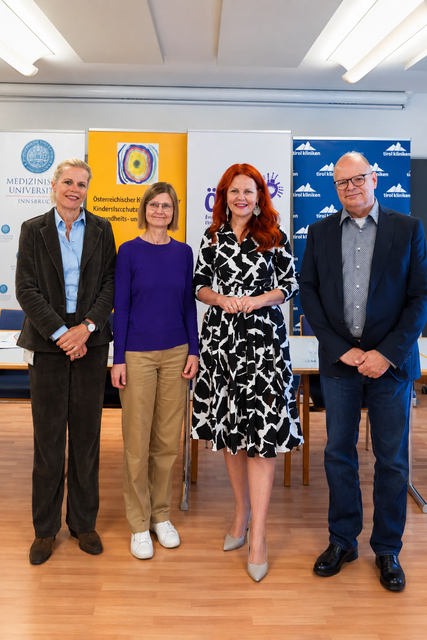 von links: Kathrin Sevecke, Primaria der Abteilung und Direktorin der Universitätsklinik für Kinder- und Jugendpsychiatrie und Psychotherapie in Hall und Innsbruck; Susanne Greber-Platzer, Präsidentin der Österreichischen Gesellschaft für Kinderschutz-Medizin; Cornelia Hagele, Landesrätin für Gesundheit, Pflege, Bildung, Wissenschaft und Forschung;Thomas Beck, Psychologische Leitung Kompetenzzentrum Gewaltambulanz und Obmann des Österreichische Dachverband der Opferschutzgruppen im Gesundheits- und Sozialbereich | Foto: Sistad/Tirol Kliniken