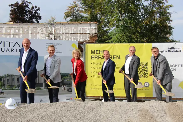 Beim Spatenstich: Landesrat Christian Dörfel, Bürgermeister Markus Ringhofer, Landtagsabgeordnete und WKO-Bezirksobfrau Doris Staudinger, Vorstandsvorsitzender Michael Eiblwimmer, Aufsichtsrat-Vorsitzender Walter Lederhilger und Vorstand Martin Klinger (v.li.) | Foto: MeinBezirks/Franz Staudinger