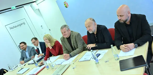 Von links: Stefan Beyerlein (Arzt, Barmherzige Schwestern), Johann Minihuber (Ordensspitäler-Chef), LH-Stellvertreterin Christine Haberlander, Tilmann Königswieser (OÖG-Chef),  Meinhard Lukas (Kepler Klinikum) und Kostja Steiner (Arzt, Spital Rohrbach). | Foto: Team Fotokerschi / wjhofer