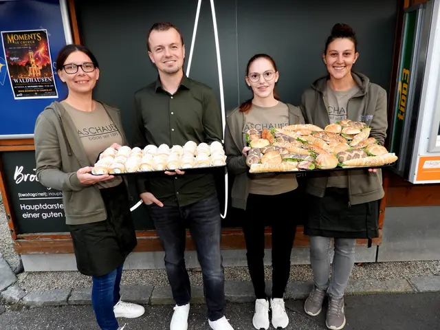Moritz Aschauer mit seinen Mitarbeiterinnen Petra Käferböck, Julia Palmanshofer und Tamara Brückner bei der Geschäftseröffnung in Waldhausen. | Foto: Robert Zinterhof