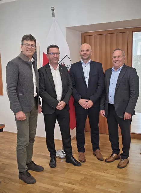 Angelobung der neuen Gemeindeführung von Stans (v. l.): BH Michael Brandl, Bgm Gerhard Meixner, Bgm-Stv. Daniel Ludwig und Alt-Bgm Michael Huber.  | Foto: Land Tirol/Hotter