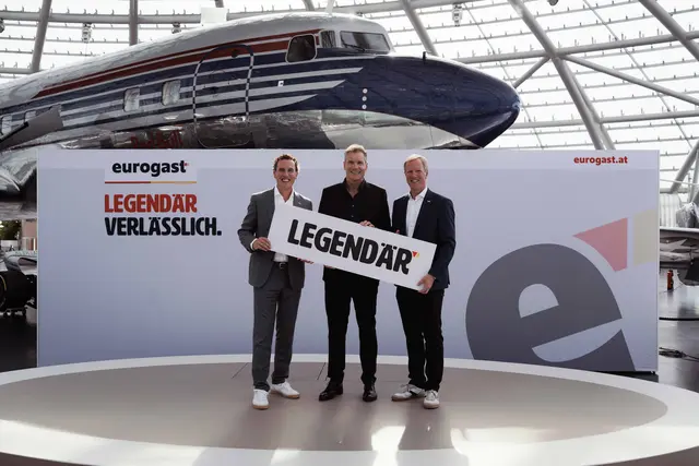 Alexander (l.) und Julius Kiennast mit dem neuen Eurogast-Testimonial Armin Assinger. | Foto: Eurogast Österreich
