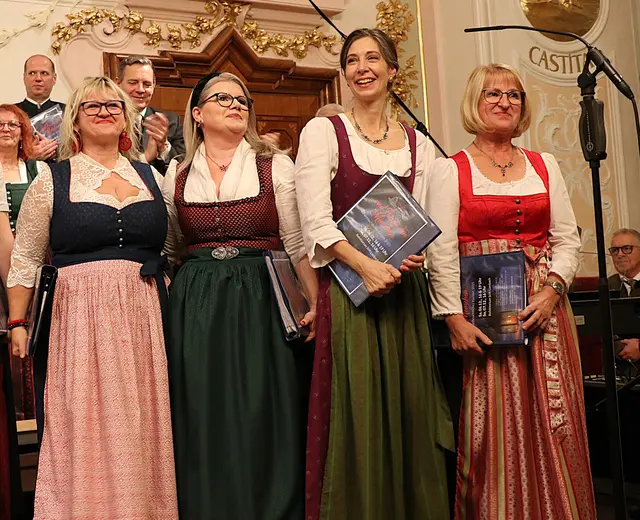Auch heuer laden die besinnlichen Klänge des Flavia-Chors Lambach zu den Weihnachtskonzerten im Stift ein. | Foto: Flavia-Chor