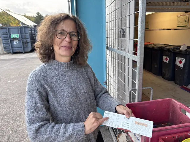 Angelika Büchler, Geschäftsführerin des Abfallverbandes Hollabrunn zeigt den Vermerk von Lithium-Akkus. | Foto: Alexandra Goll