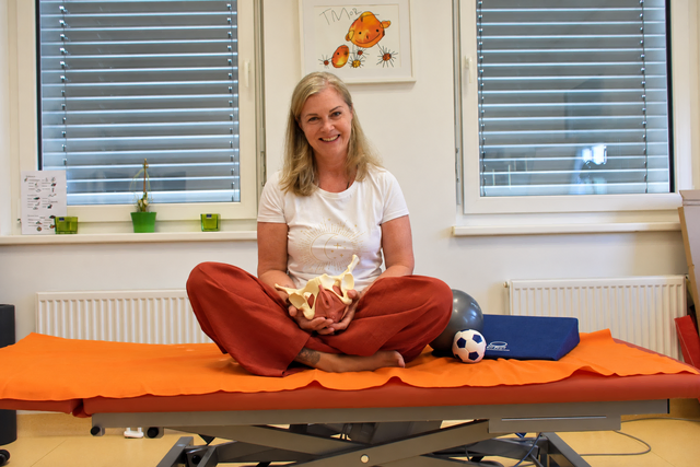 Eine Frau im Schneidersitz 