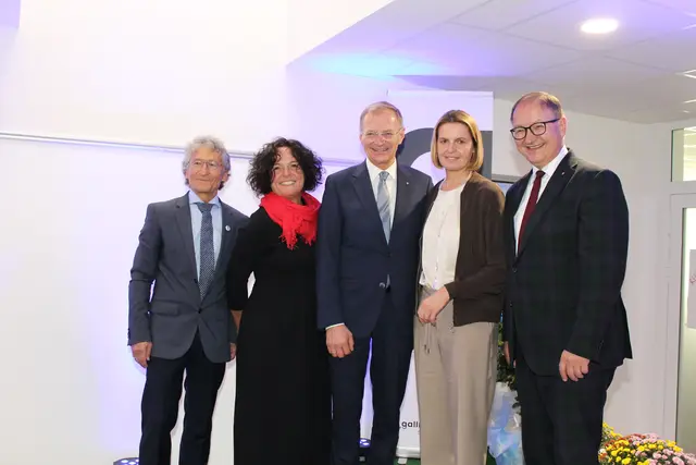 Bürgermeister Sepp Wall-Strasser, Mittelschul-Direktorin Sabine Haase, Landeshauptmann Thomas Stelzer, Volksschuldirektorin Susanne Huber und Landesrat Martin Winkler (v. l.) | Foto: MeinBezirk/Gernot Fohler