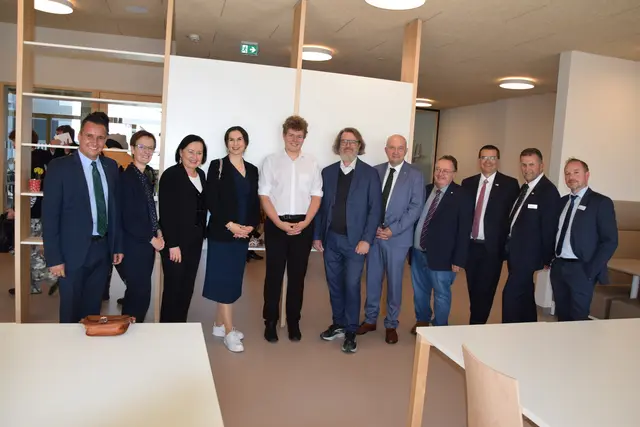 Direktor Arno Martetschläger (3. v. r.) führte die Besucher durch die Schule.