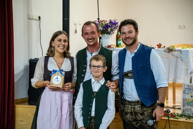Hauptpreis-Gewinnerin Sarah Gschwandtner konnte sich über eine Saisonkarte der BERGBAHNEN WERFENWENG freuen, mit Maximilian Leitinger, Dominik Meißnitzer (v.li.) und Glücksengerl Sebastian Steinberger (vorne). | Foto: Maria Astner
