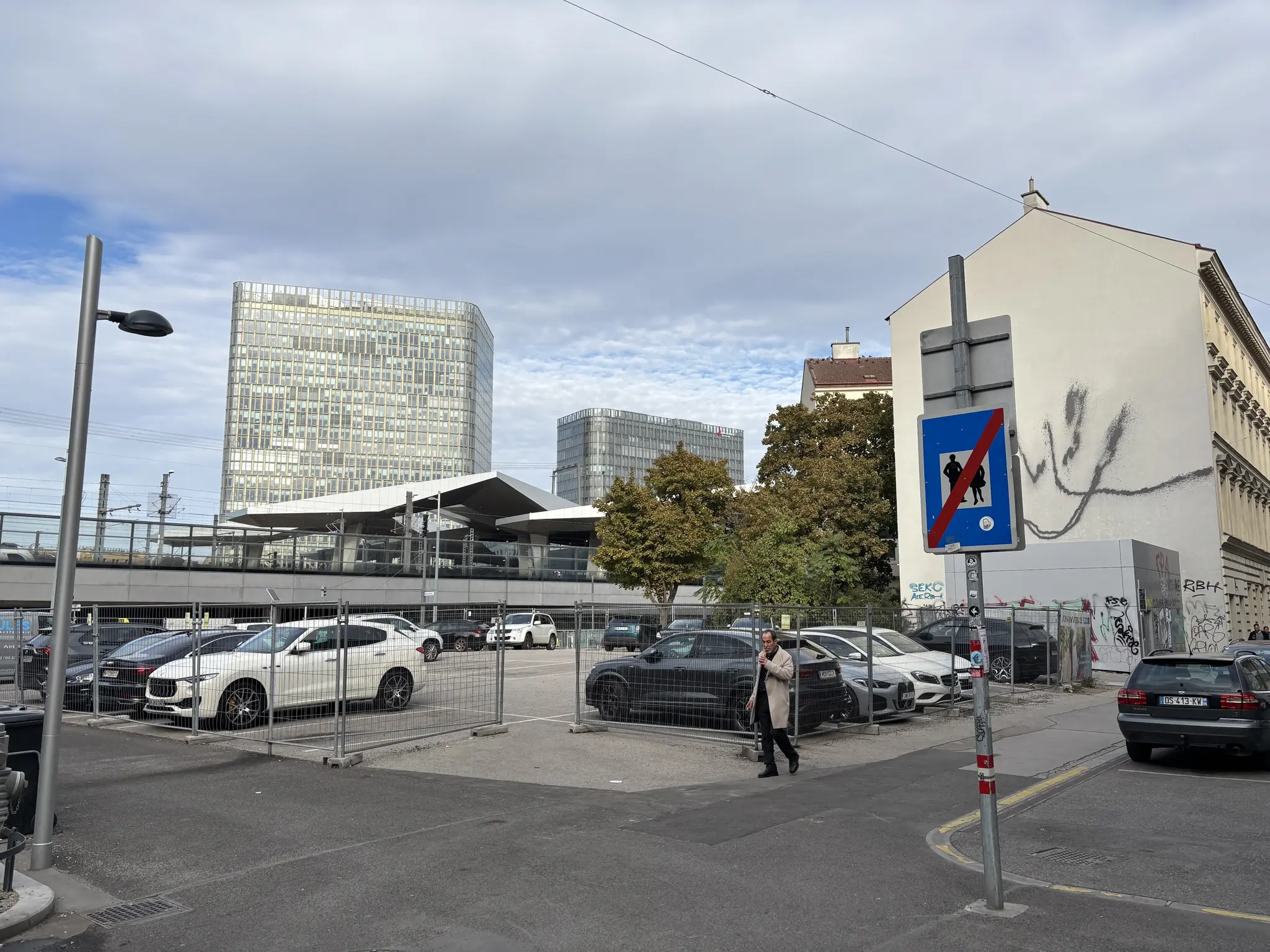 Vienna Central Station: From municipal housing to parking lot ...