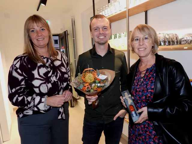 Die Bäckerei Aschauer aus Pabneukirchen eröffnete am 16. Oktober 2026 in Waldhausen, Markt 90, ihre neue Filiale mit Café. Am Vorabend der Eröffnung konnten sich Gemeindevertreter, Vereinsobleute, Vertreter von Kindergarten, Schule, Gastronomie und Wirtschaftskammer beim Pre-Opening ein Bild vom neuen Nahversorger machen. | Foto: Robert Zinterhof