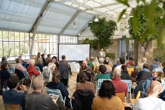 Rund 80 Teilnehmerinnen und Teilnehmer wurden per Zufallslos zu den Zukunftsdialogen eingeladen.  | Foto: Sade Jerabek/MeinBezirk