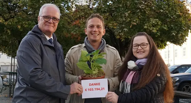 Bürgermeister Christian Gratzl, Initiator Wolfgang Roth und Bauabteilungsleiterin Bianca Weißenböck (von links) freuen sich über den überwältigenden Erfolg der Crowdfunding-Aktion. | Foto: Stadtgemeinde Freistadt