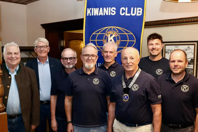 Der neue Vorstand des Kiwanisclubs Mühlviertel mit Präsident Walter Besenbäck (3. v. re.) und Vorgänger Alfred Pössenberger (5. v. re.). | Foto: Michael Nefischer